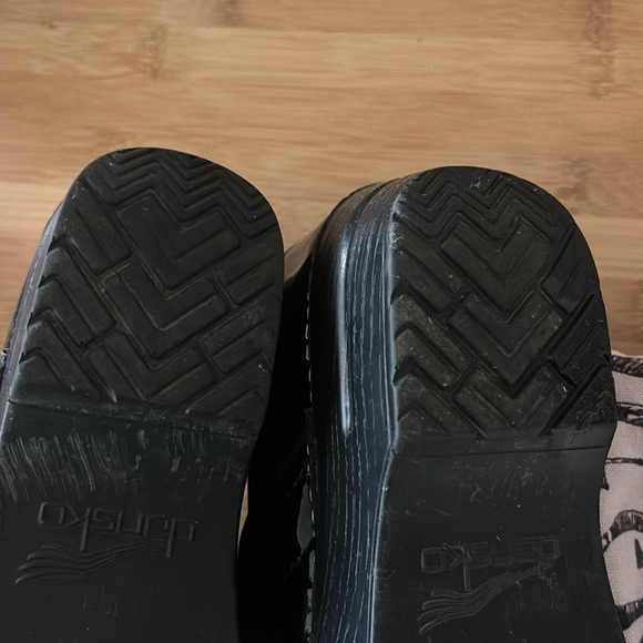 - Like new patent leather Dansko’s - Picture 5 of 6